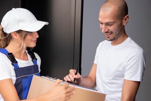 Kostenloses Foto nahaufnahme smiley-mann, der packung empfängt