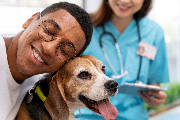 Nahaufnahme Smiley-Mann mit süßem Hund