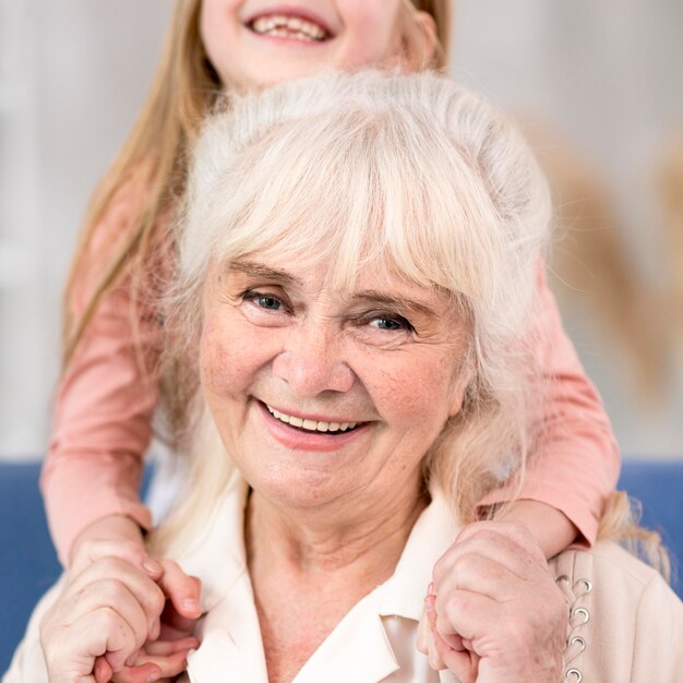 Nahaufnahme Smiley Oma mit Mädchen