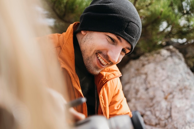 Nahaufnahme Smiley-Paar in der Natur