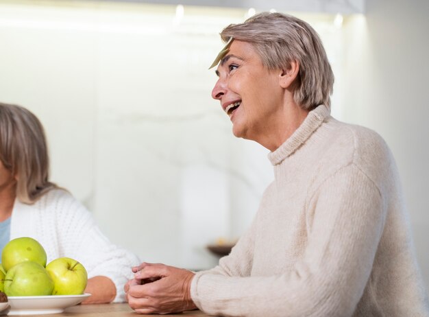 Nahaufnahme Smiley Senior Frau