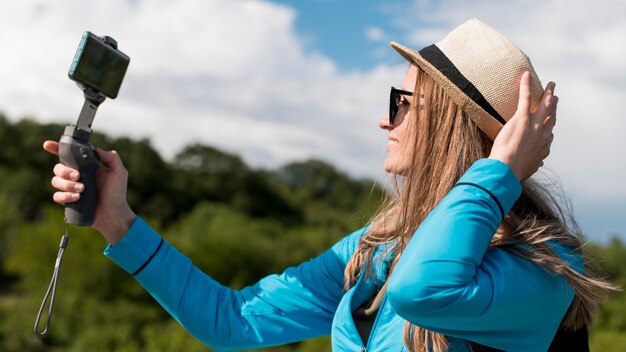 Nahaufnahme stilvoller Reisender, der ein Selfie nimmt