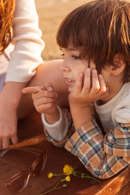 Kostenloses Foto nahaufnahme süße kinder im freien