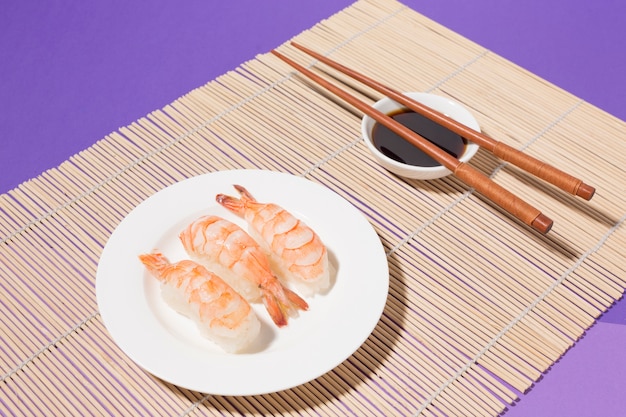 Nahaufnahme Sushi und Sojasauce mit Stäbchen