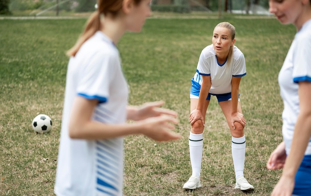 Kostenloses Foto nahaufnahme teamspieler diskutieren