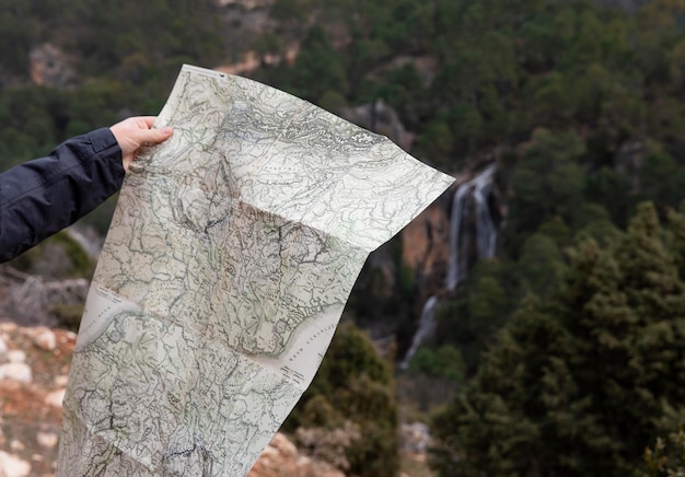 Kostenloses Foto nahaufnahme tourist mit karte