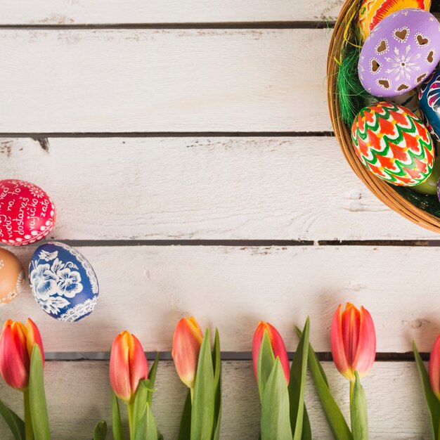 Nahaufnahme Tulpen und helle Eier