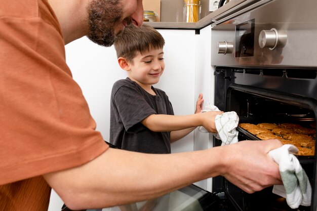 Nahaufnahme Vater und Junge backen