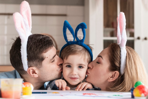 Nahaufnahme Vater und Mutter küssen kleinen Jungen