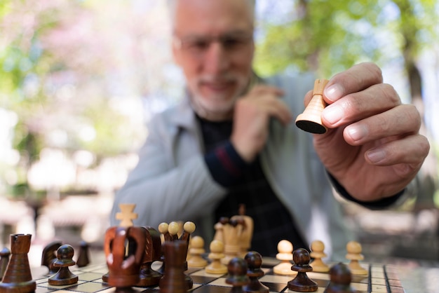 Nahaufnahme verschwommener alter Mann, der Schach spielt