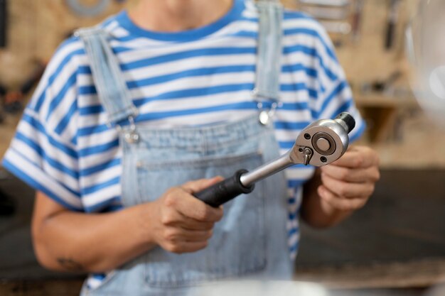 Nahaufnahme verschwommener Arbeiter mit Werkzeug