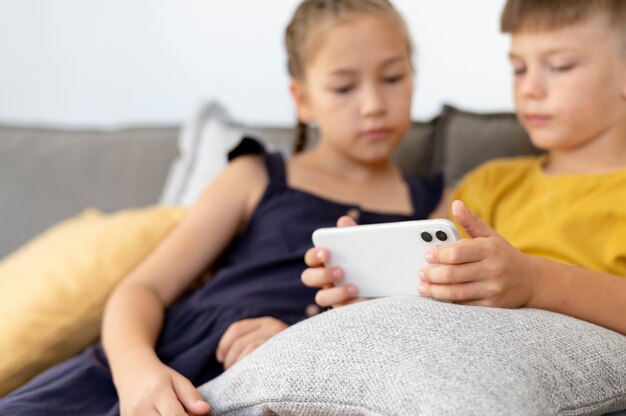 Nahaufnahme verschwommener Kinder mit Smartphone