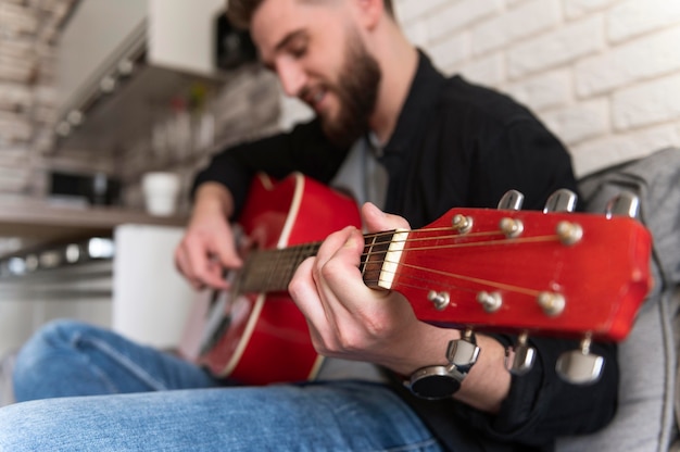 Nahaufnahme verschwommener Mann, der Gitarre spielt