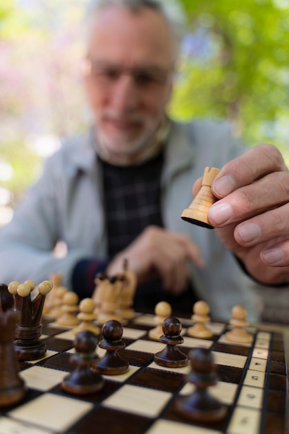 Nahaufnahme verschwommener Mann, der Schach spielt