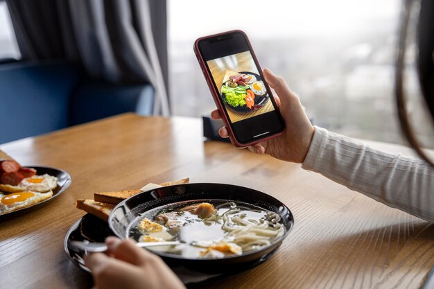 Nahaufnahme vom Essen von Feinschmeckern