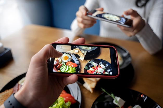 Nahaufnahme vom Essen von Feinschmeckern