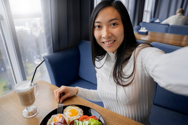 Nahaufnahme vom Essen von Feinschmeckern