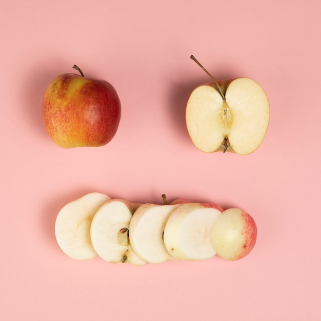 Nahaufnahme von Apfel auf rosa Hintergrund