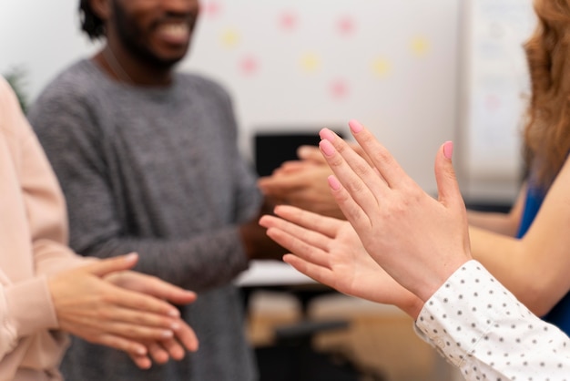 Kostenloses Foto nahaufnahme von applaudierenden menschen