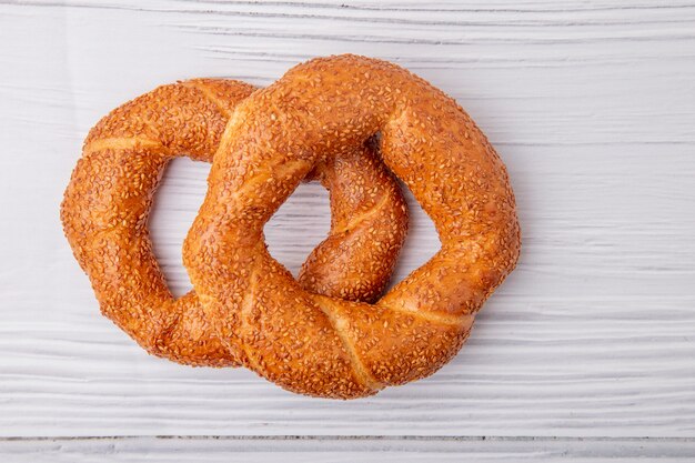 Nahaufnahme von Bagels auf hölzernem Hintergrund