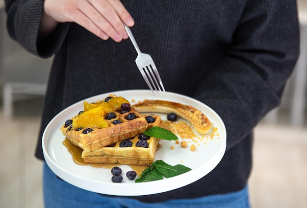 Nahaufnahme von belgischen Waffeln mit Beeren und Früchten