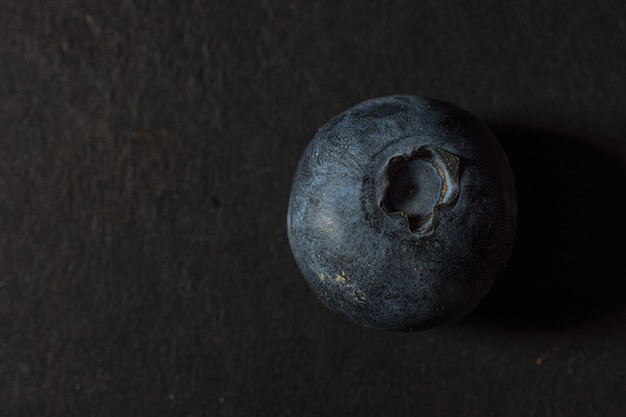 Nahaufnahme von Blaubeeren auf schwarzem Hintergrund