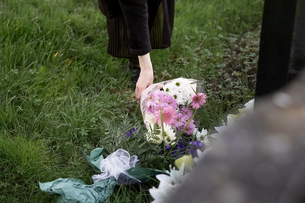 Nahaufnahme von Blumen auf dem Grab eines geliebten Menschen