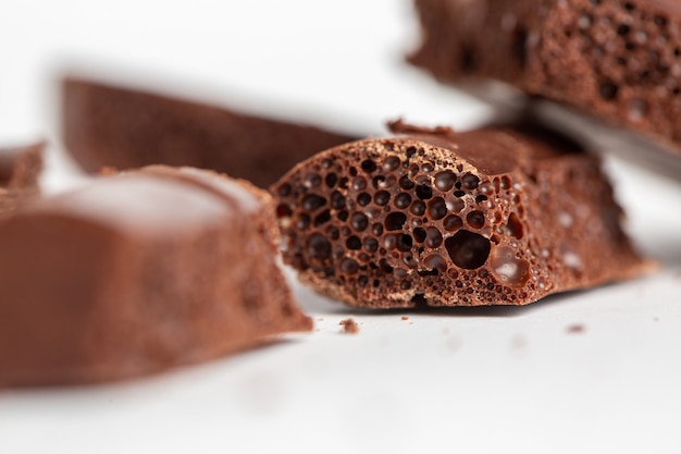 Nahaufnahme von Bubble-Schokoladenstücken isoliert auf einer weißen Oberfläche
