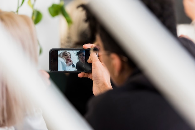 Nahaufnahme von den jungen Paaren, die selfie am Handy nehmen