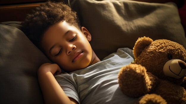 Nahaufnahme von einem Jungen, der mit einem Teddybären schläft