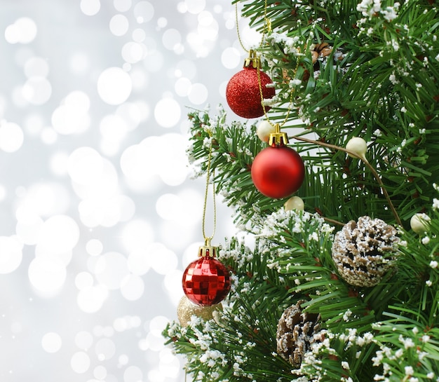 Nahaufnahme von einem Weihnachtsbaum vor einem Bokeh Lichter Hintergrund