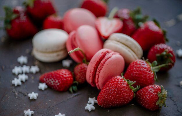 Nahaufnahme von Erdbeeren und Macarons