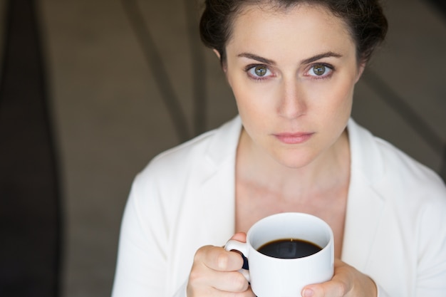 Kostenloses Foto nahaufnahme von ernst nizza geschäftsfrau mit kaffee