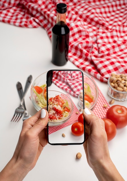 Kostenloses Foto nahaufnahme von feinschmeckern, die fotos von mahlzeiten machen