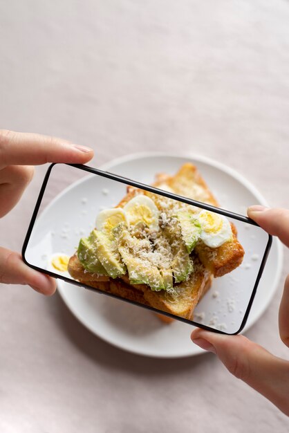 Nahaufnahme von Feinschmeckern, die Fotos von Mahlzeiten machen