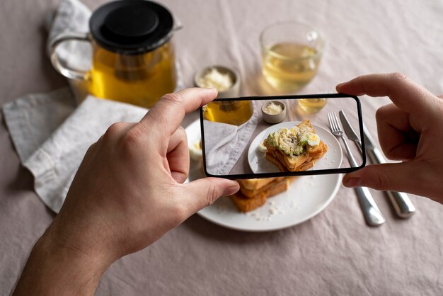 Nahaufnahme von Feinschmeckern, die Fotos von Mahlzeiten machen