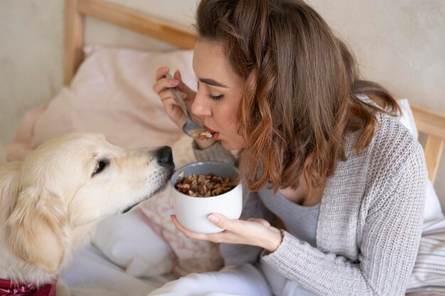 Nahaufnahme von Frau und Hund