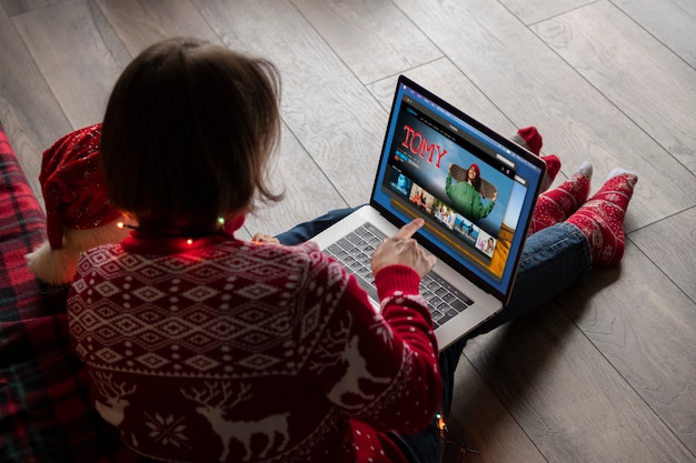 Nahaufnahme von Frau und Kind mit Laptop