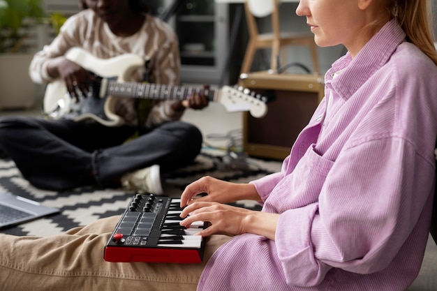 Nahaufnahme von Frauen, die an Instrumenten spielen