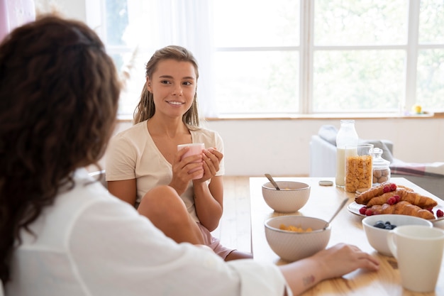 Nahaufnahme von Frauen, die zusammen essen