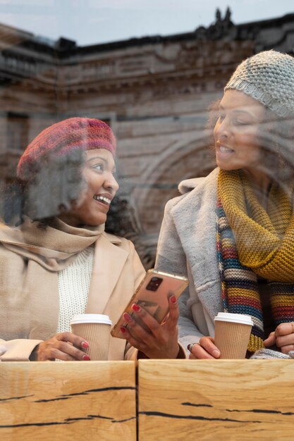 Nahaufnahme von Frauen mit Kaffeetassen