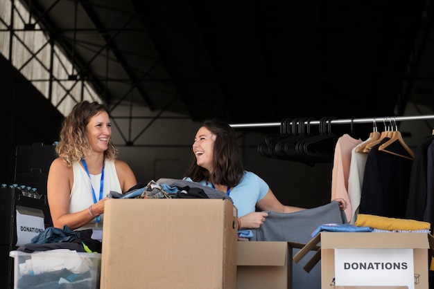 Nahaufnahme von Freiwilligen, die Spenden sammeln