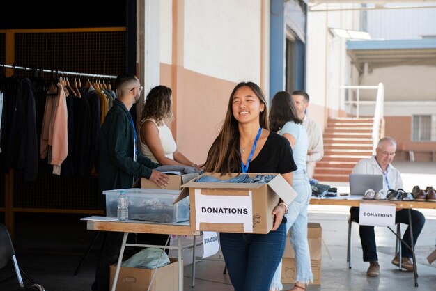 Nahaufnahme von Freiwilligen, die Spenden sammeln