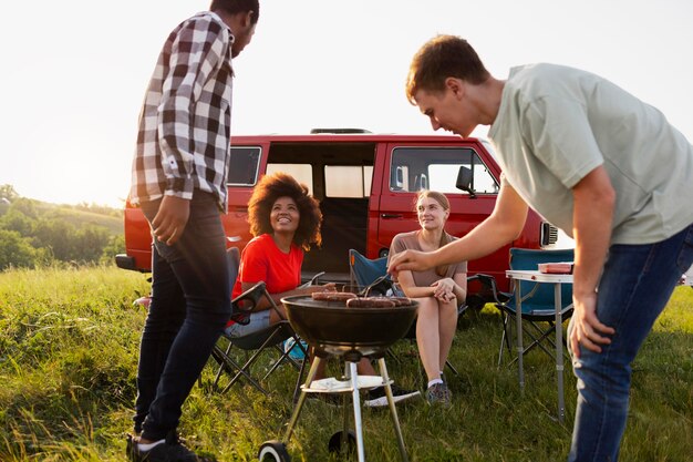 Nahaufnahme von Freunden beim Grillen