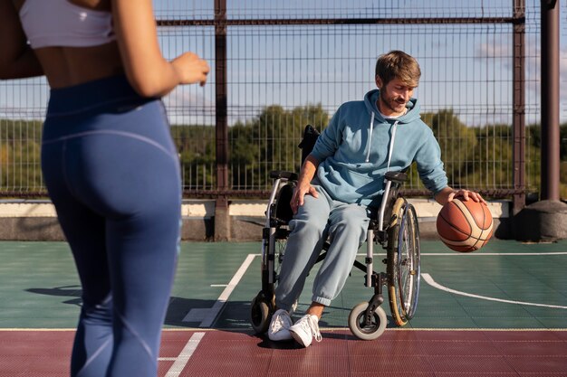 Nahaufnahme von Freunden, die Basketball spielen