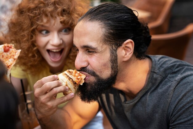 Nahaufnahme von Freunden, die Pizza essen