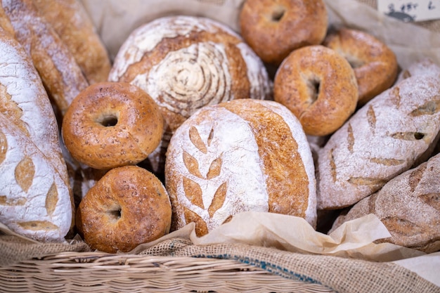 Nahaufnahme von frisch gebackenem Brot und Bagels