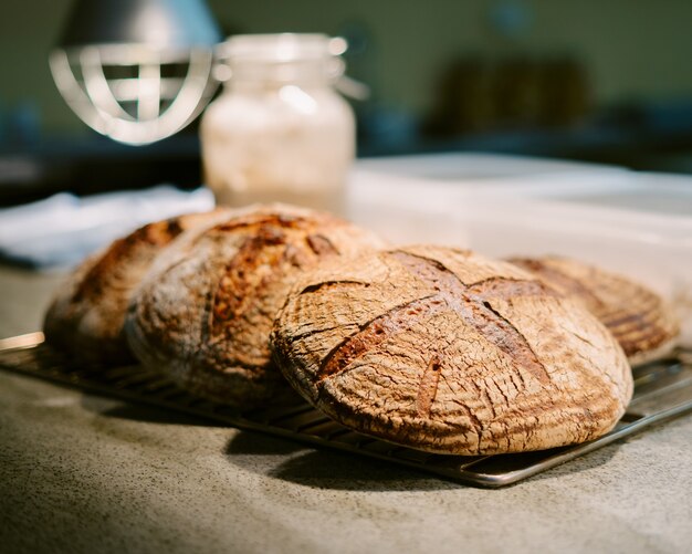 Nahaufnahme von frisch gebackenem rostigen knusprigen hausgemachten Brot