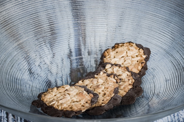 Kostenloses Foto nahaufnahme von frisch gebackenen florentinischen keksen in einer glasschüssel