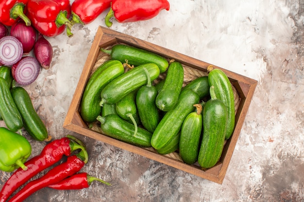 Nahaufnahme von frischem Gemüse für die Zubereitung des Abendessens auf dem Tisch